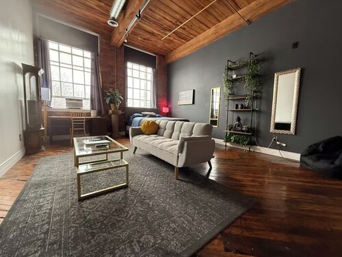 Downtown: Riverfront Chillout Loft w Projector