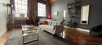 Downtown: Riverfront Chillout Loft w Projector