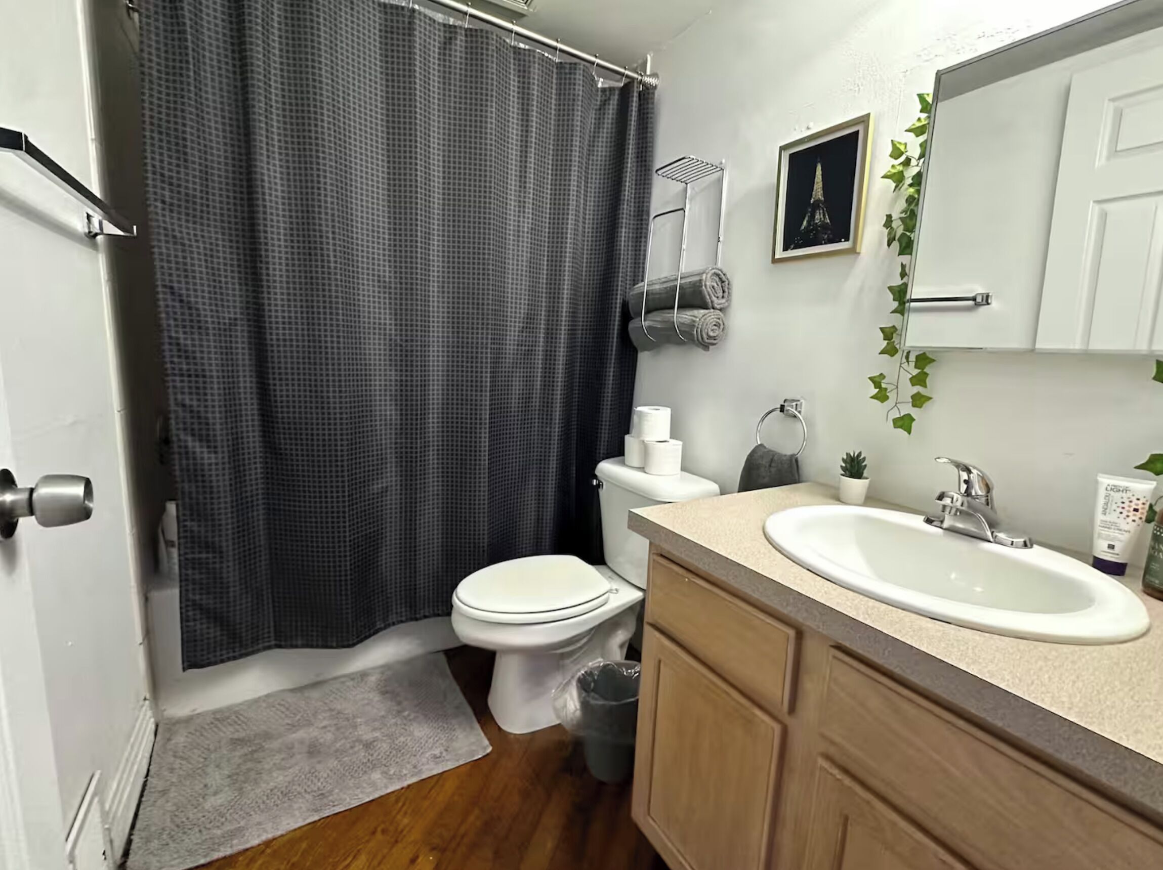 Haartrockner, Handtücher, Seife, Toilettenpapier