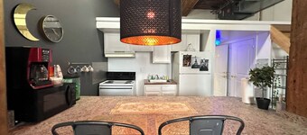 Downtown: Riverfront Chillout Loft w Projector