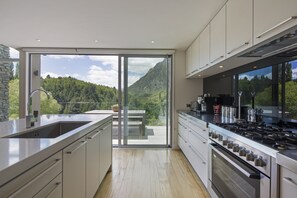 Refrigerador, microondas, horno, placa de cocina