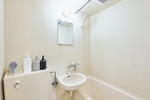 Haartrockner, Handtücher, Seife, Toilettenpapier