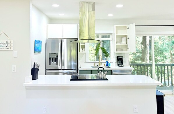 Een microgolfoven, een oven, een kookplaat, een vaatwasser