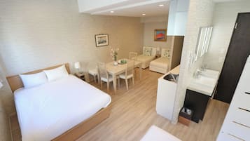 Family Room | Desk, soundproofing, iron/ironing board, free WiFi