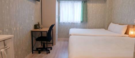 Escritorio, sistema de insonorización y tabla de planchar con plancha