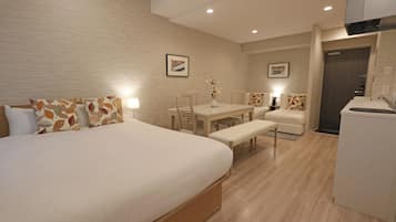 Family Room | Desk, soundproofing, iron/ironing board, free WiFi