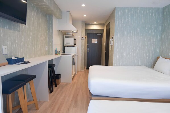 Escritorio, sistema de insonorización y tabla de planchar con plancha