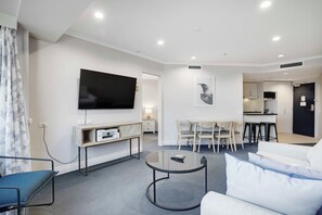 Living area - Stunning Views Kitchen Gym Swimming Pool Car Park (Auckland)