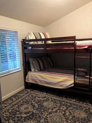 3 Schlafzimmer, Bügeleisen/Bügelbrett, Internetzugang, Bettwäsche