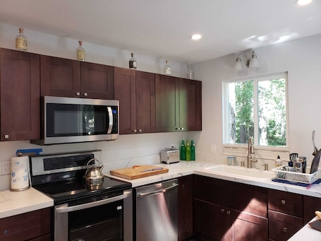 Microwave, oven, stovetop, dishwasher. Best of both worlds, nature and Chambers landing