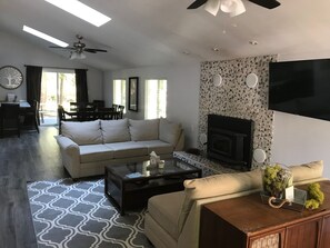 TV, fireplace