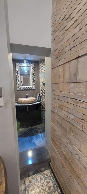 Economy Room, Courtyard View | Bathroom | Shower, free toiletries, hair dryer, towels