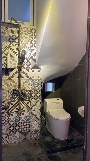 Economy Room, Courtyard View | Bathroom | Shower, hair dryer, towels, soap - Phuong Maison d'Art (Lieu Giai)