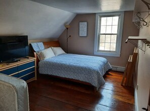 2 bedrooms, WiFi, bed sheets - Live the Vermont Life in 1840 Classic Renovated Cape (Sharon)