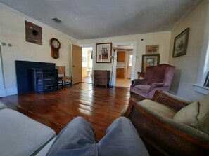 Living area - Live the Vermont Life in 1840 Classic Renovated Cape (Sharon)