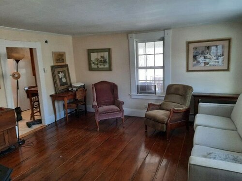 Live the Vermont Life in 1840 Classic Renovated Cape