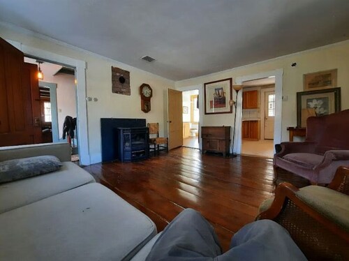 Live the Vermont Life in 1840 Classic Renovated Cape