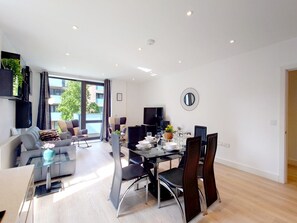 Dining - ⁠Modern 2Bed Apartment in Poplar near Canary Wharf (London)