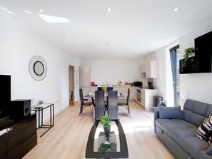 TV - ⁠Modern 2Bed Apartment in Poplar near Canary Wharf (London)