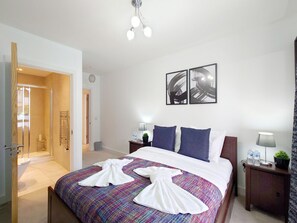 2 bedrooms, iron/ironing board, bed sheets - ⁠Modern 2Bed Apartment in Poplar near Canary Wharf (London)