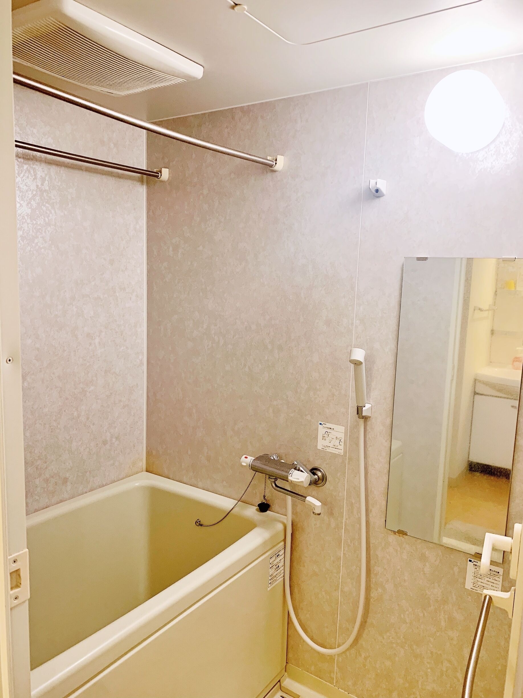 吹风机、坐浴桶、毛巾、肥皂