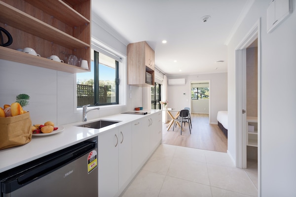 Deluxe Apartment, 1 Bedroom | Bathroom | Shower, hair dryer, towels