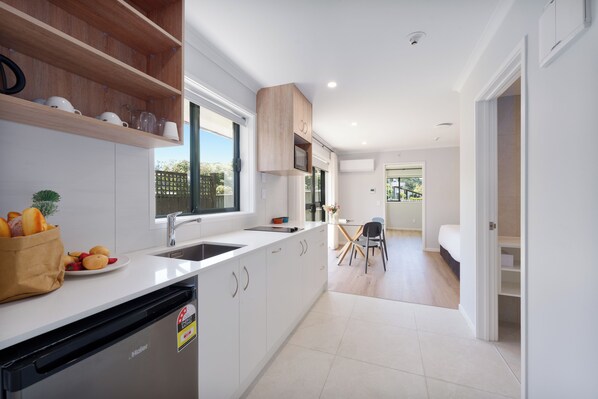 Deluxe Apartment, 1 Bedroom | Bathroom | Shower, hair dryer, towels