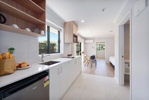 Apartamento luxo, 1 quarto | Banheiro | Chuveiro, secador de cabelo, toalhas de banho 