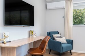 Studio | Desk, laptop workspace, iron/ironing board, free WiFi