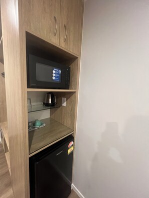 Estudio | Escritorio y espacio para trabajar con laptop 