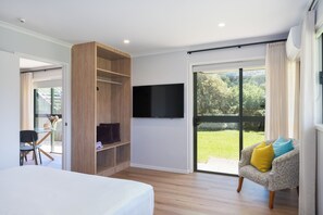 Deluxe Apartment, 1 Bedroom | Living area - Albany Oak Motel (Auckland)