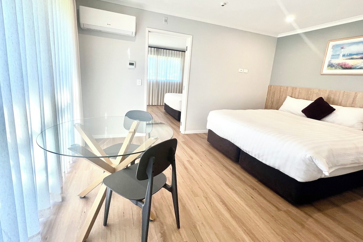 Deluxe Apartment, Courtyard View | Living area