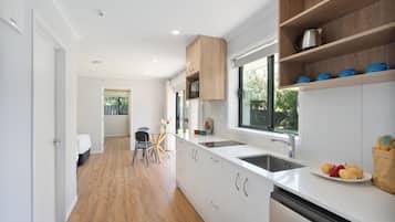 Deluxe Apartment, 1 Bedroom | Desk, laptop workspace, soundproofing, iron/ironing board