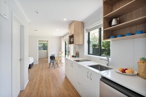 Deluxe Apartment, 1 Bedroom | Desk, laptop workspace, soundproofing, iron/ironing board - Albany Oak Motel (Auckland)