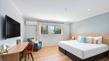 Studio | Meja kerja, ruang kerja ramah laptop, dan setrika/meja setrika