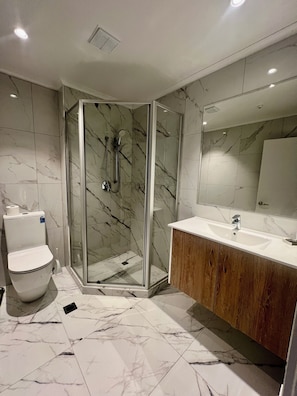 Superior Twin Room, Non Smoking, Air conditioning | Bathroom | Shower, hair dryer, towels