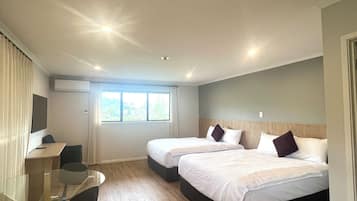 Escritorio y espacio para trabajar con laptop