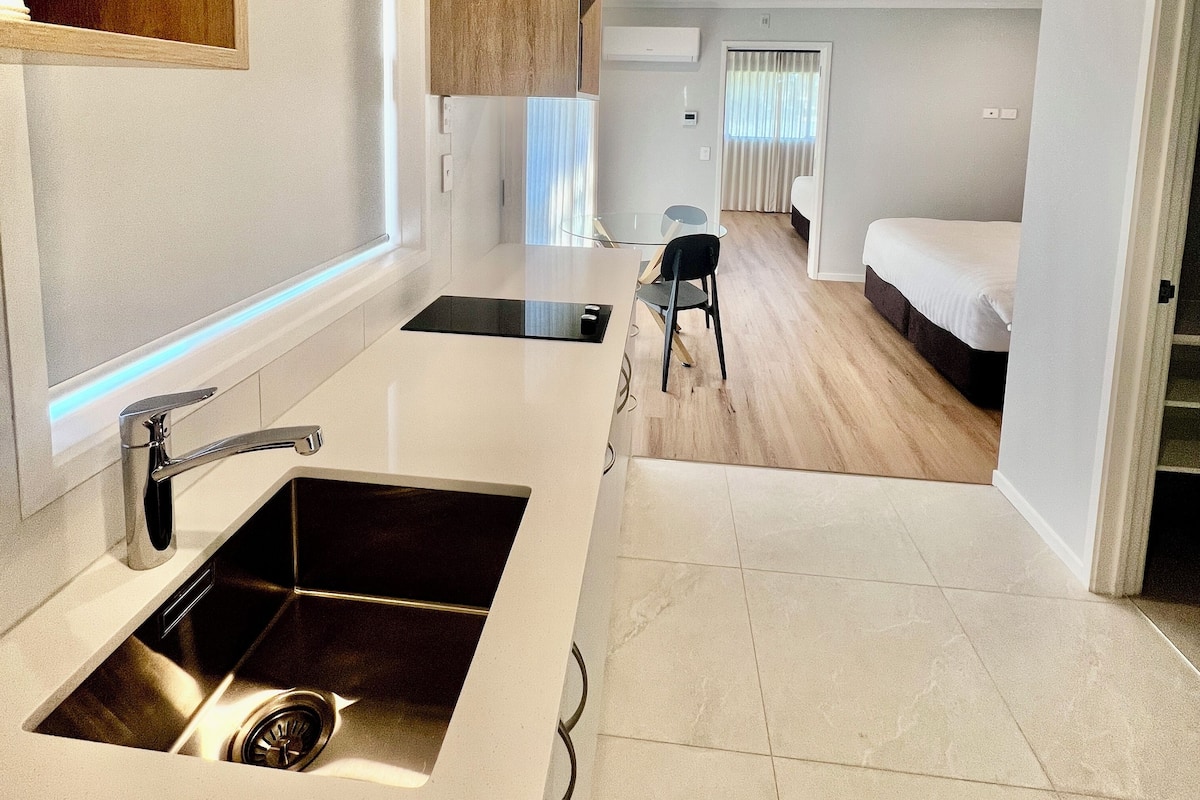 Deluxe Apartment, Courtyard View | Private kitchen | Fridge, microwave