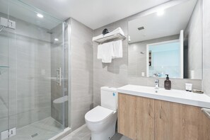 Deluxe Apartment, 1 Bedroom | Bathroom | Shower, hair dryer, towels - Albany Oak Motel (Auckland)