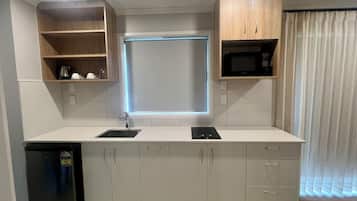Apartamento Deluxe, vistas al patio | Cocina privada | Frigorífico y microondas