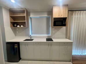 Departamento Deluxe, vista al patio | Cocina privada | Refrigerador y microondas 