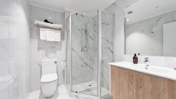 Shower, pengering rambut, dan handuk