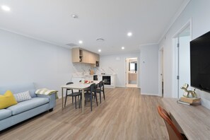 Premium Apartment, 2 Bedrooms | Living area - Albany Oak Motel (Auckland)