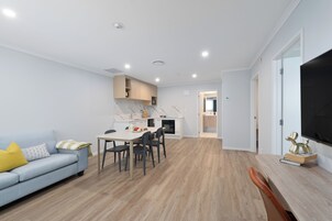 Apartamento premium, 2 quartos | Área de estar