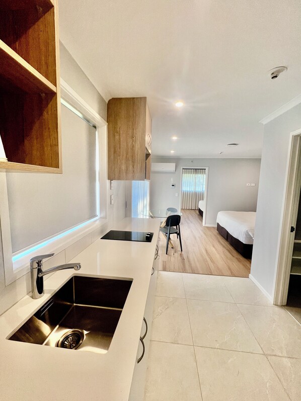 Deluxe-Apartment, Blick auf den Innenhof | Wohnbereich