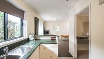Deluxe Apartment, Courtyard View | Bathroom | Shower, hair dryer, towels