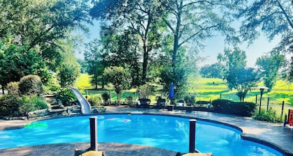 Calm Mini Farm w/ Organic soy/gluten free Eggs & private Poolside Oasis