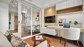Apartemen, 1 kamar tidur, pemandangan kota | Area keluarga | Smart TV 43-inci dengan saluran TV kabel, Netflix, dan layanan streaming