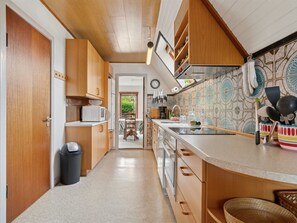 Kühlschrank, Mikrowelle, Geschirrspüler, Kochgeschirr/Geschirr/Besteck