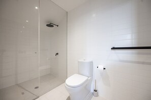 Dusche, Haartrockner, Handtücher, Shampoo